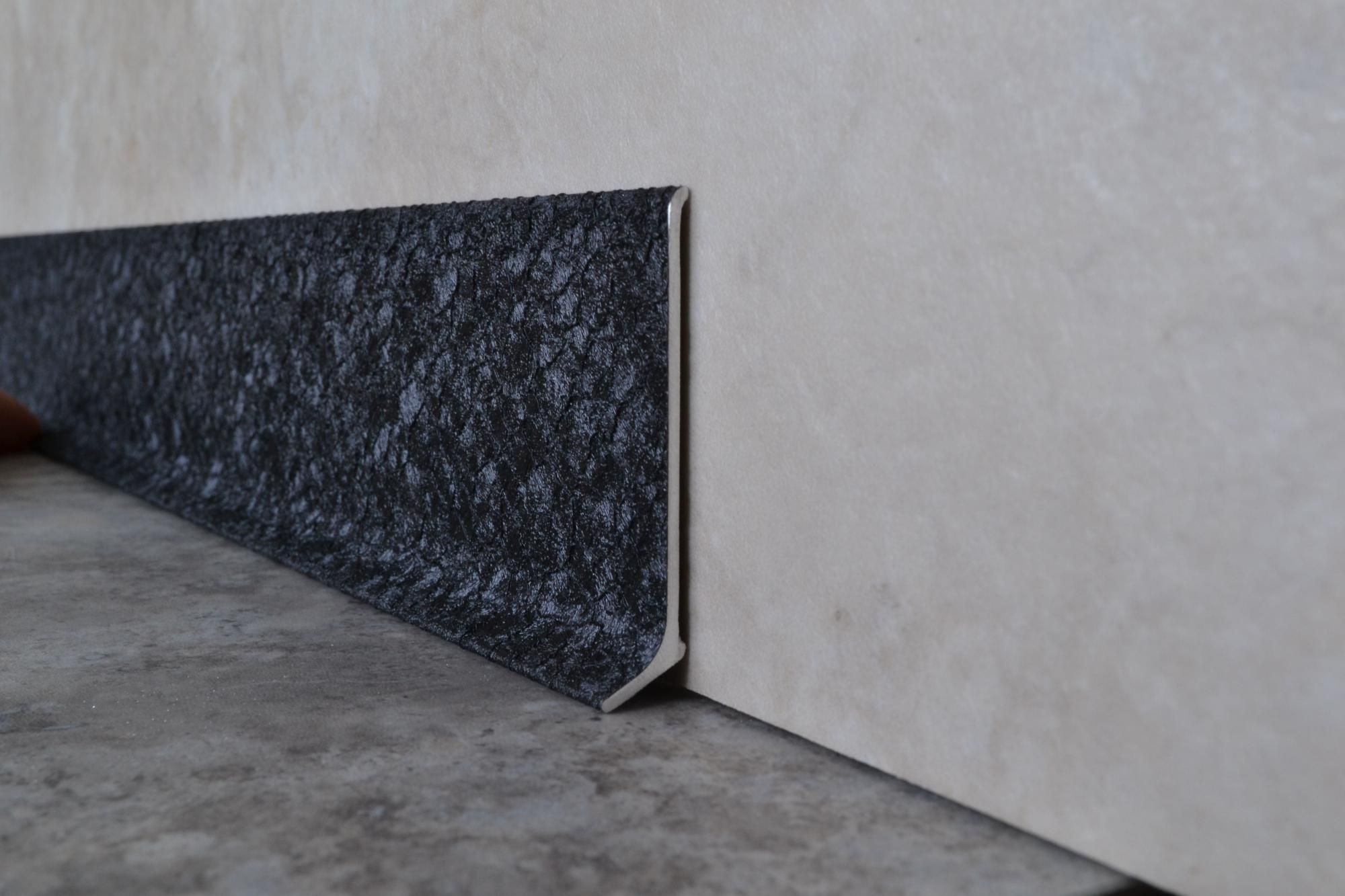 Плинтус алюминиевый L-образный текстура кожи черная (2500*11*60 мм) — купить в Калининграде