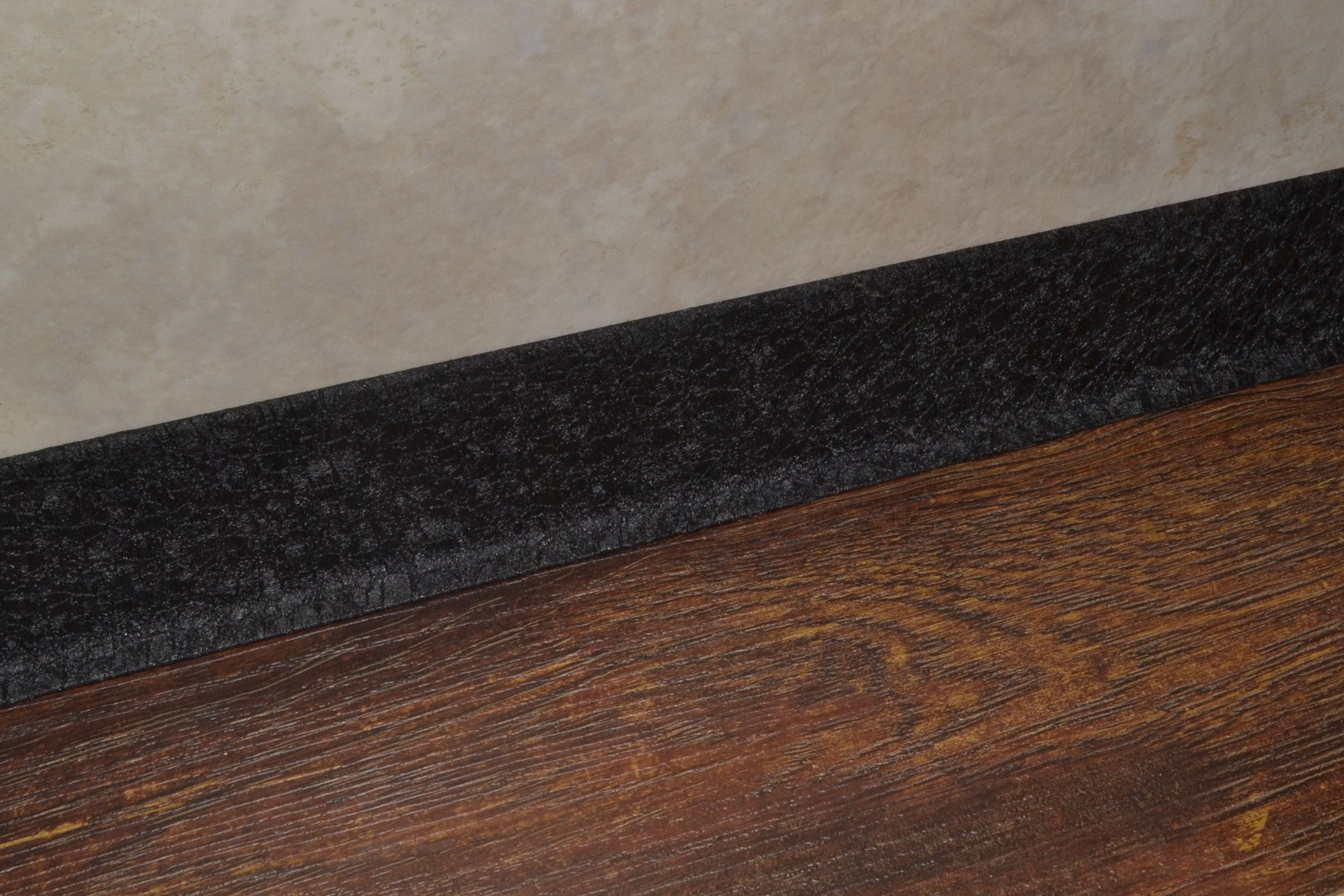 Плинтус алюминиевый L-образный текстура кожи черная (2500*11*60 мм) — купить в Калининграде