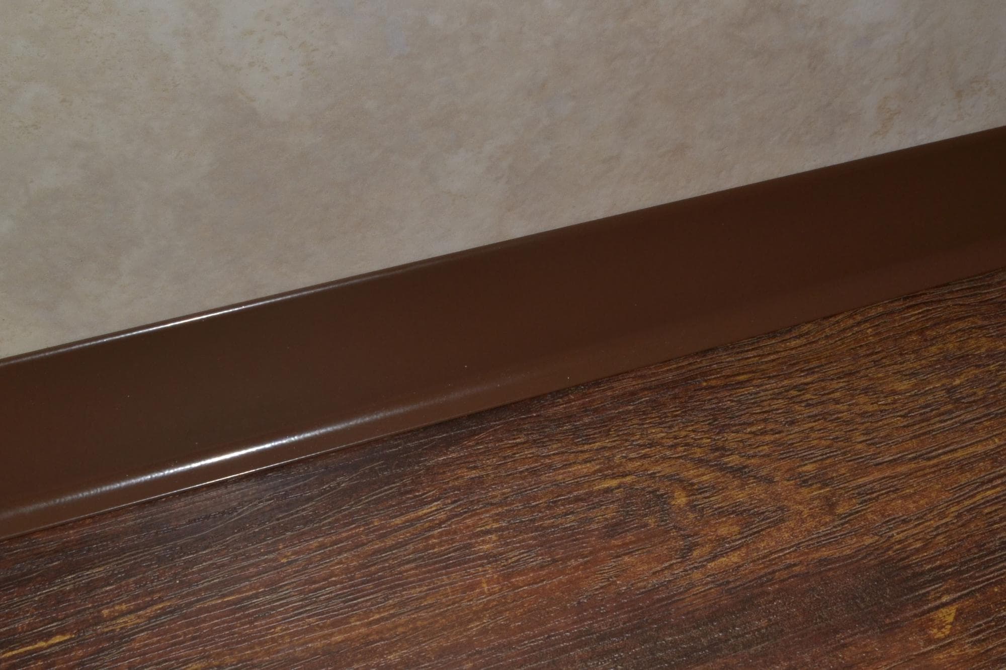 Плинтус алюминиевый L-образный шоколад (2500*11*60 мм) — купить в Калининграде